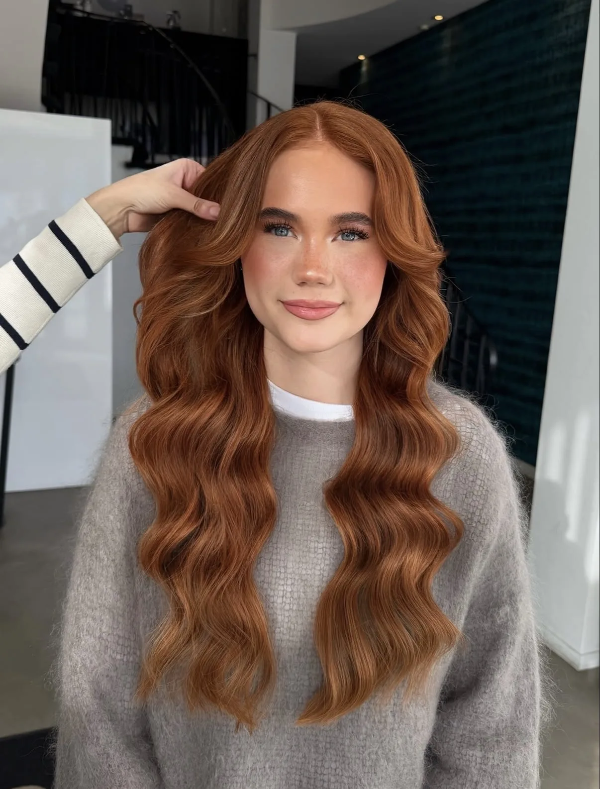 Nachher: langes, volles kupferrotes Haar im Hairclub