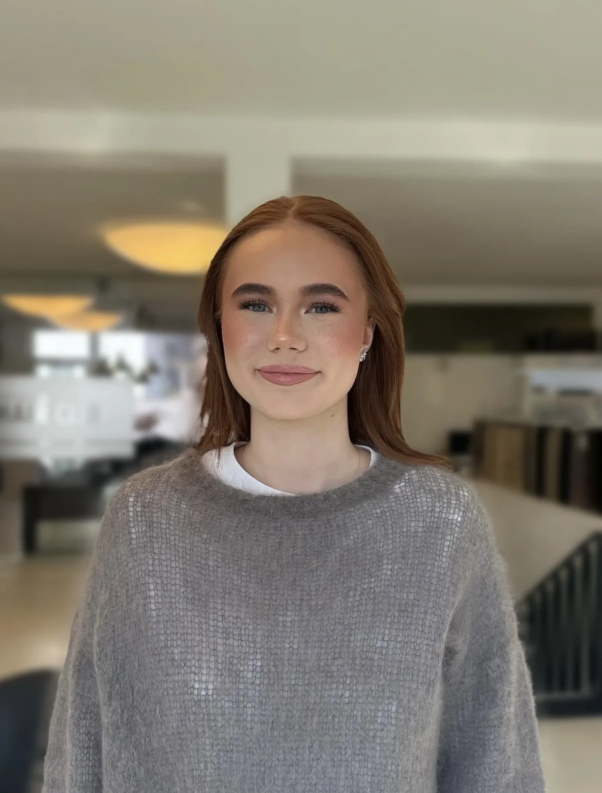 Vorher: schulterlanges, glattes kupferrotes Haar im Hairclub