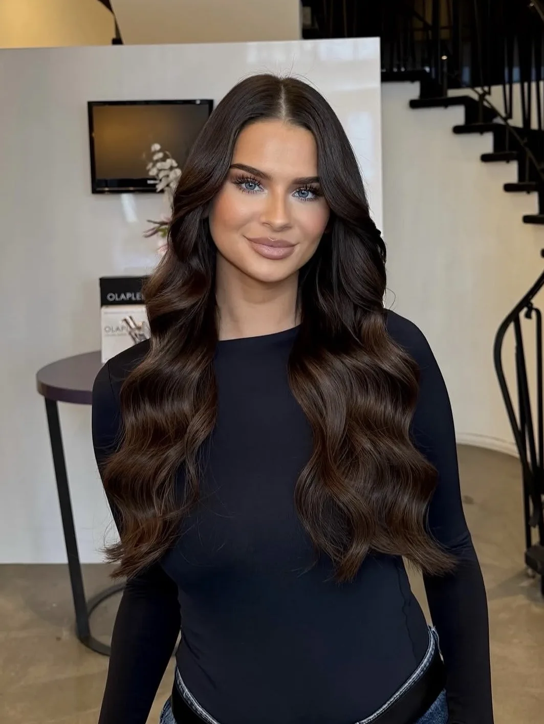 Nachher: lange, dunkelbraune Wellen im Hairclub