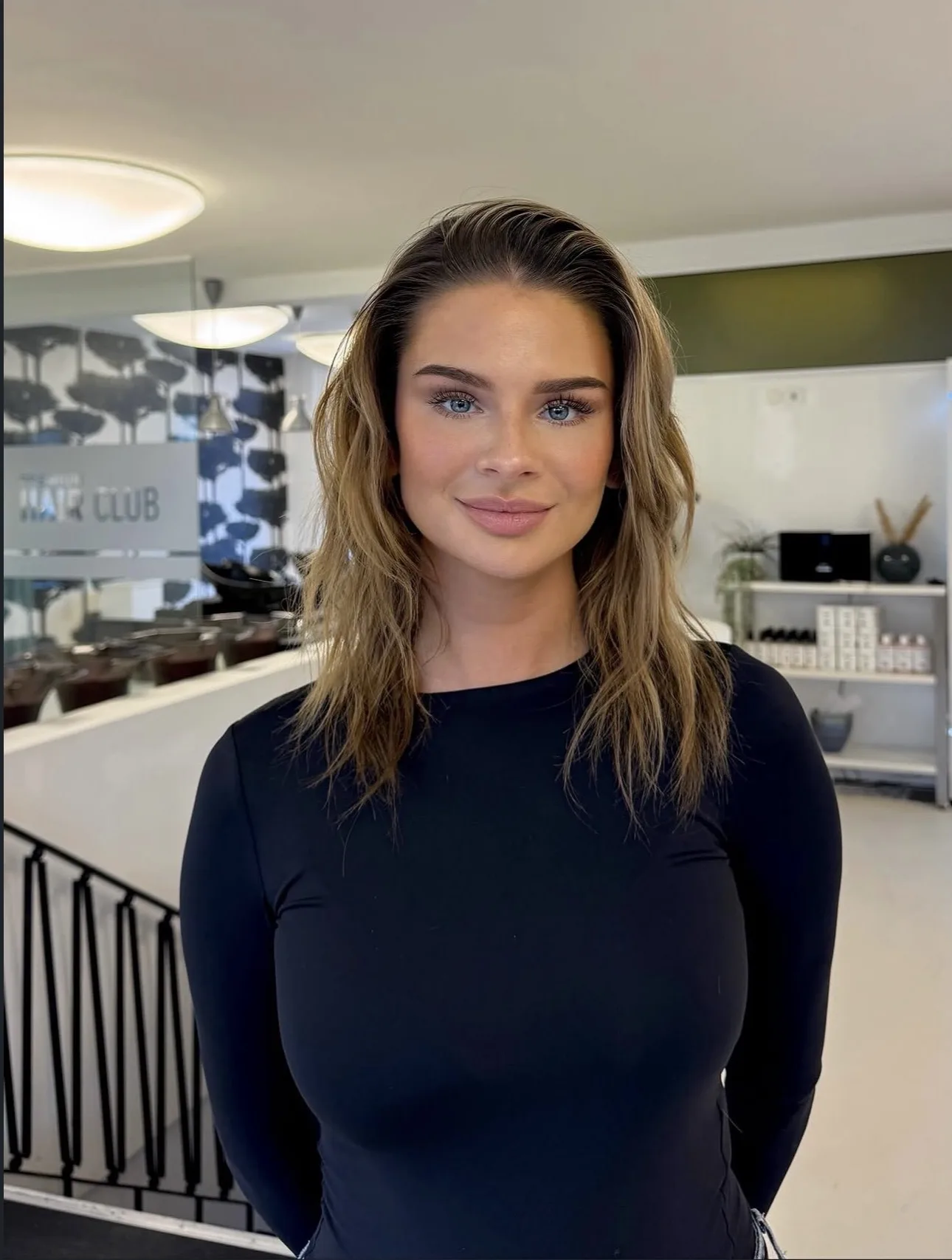 Vorher: schulterlanges, hellbraunes Haar im Hairclub